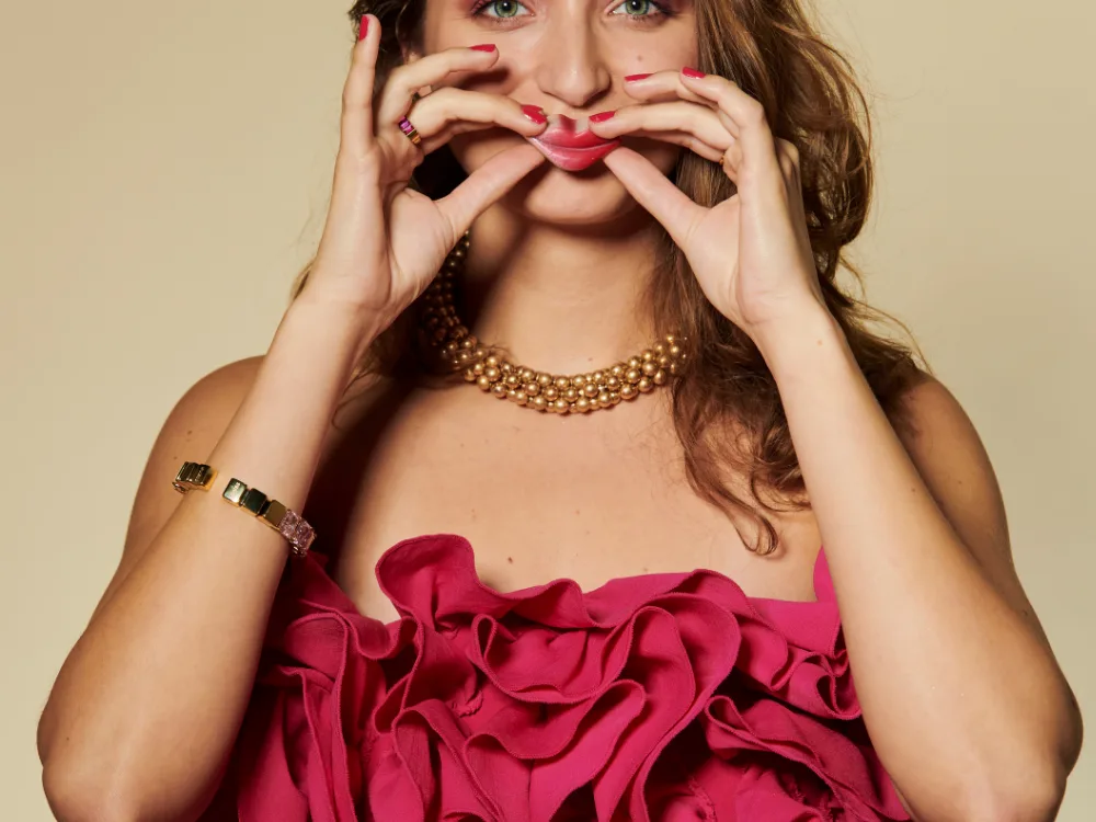 meisje in het roze met een snoepje voor haar mond