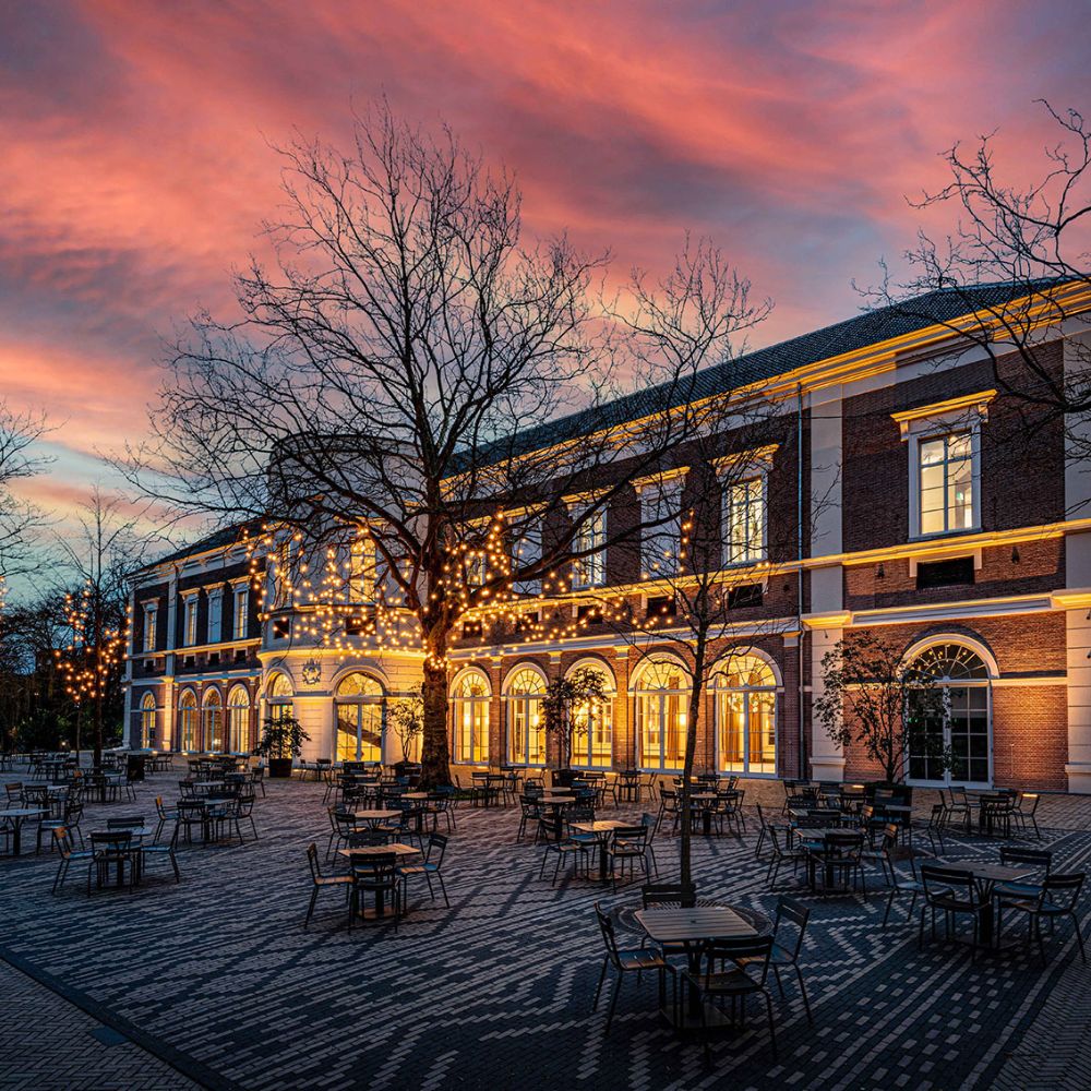 Buitenzijde van locatie Artis, een karakteristieke evenementenlocatie van Vermaat Events tot 500 personen, omringd door groen en historische architectuur.