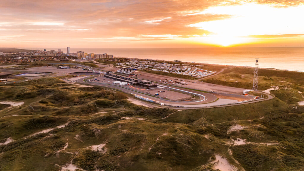 Luchtfoto circuit zandvoort met zonsondergang